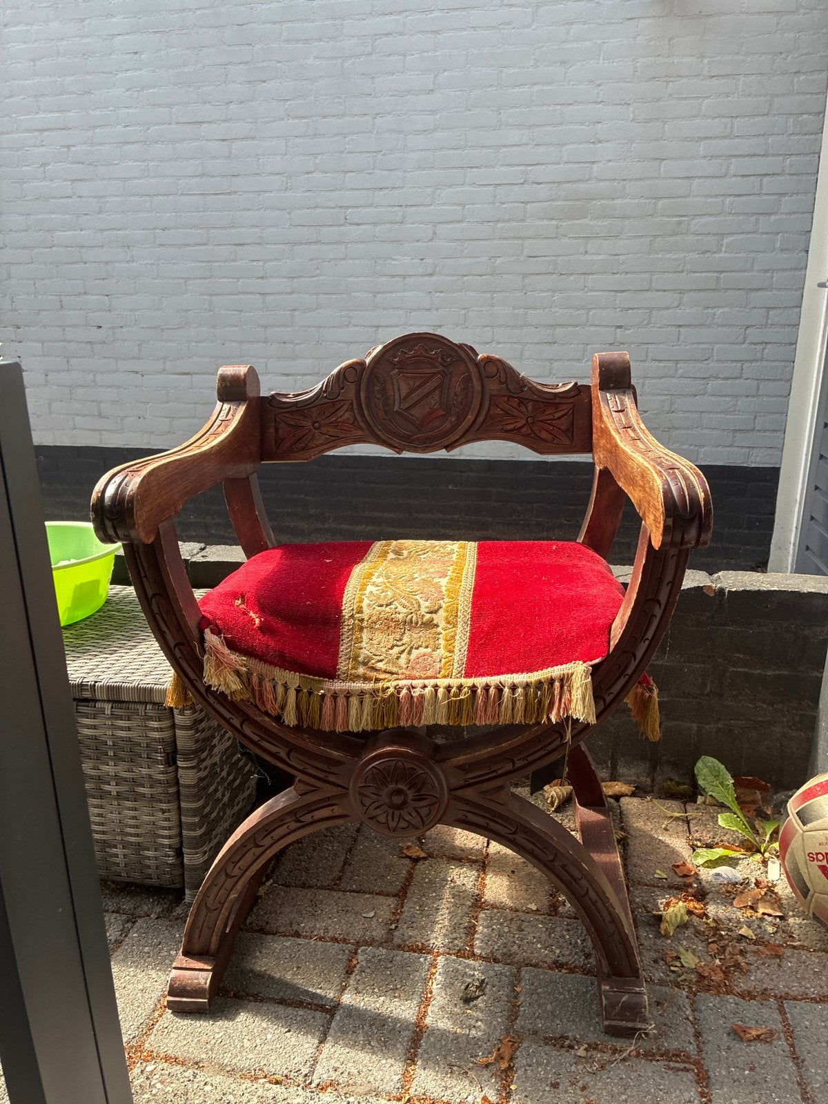 Antieke houten stoel met rood fluwelen zitting, Ophalen