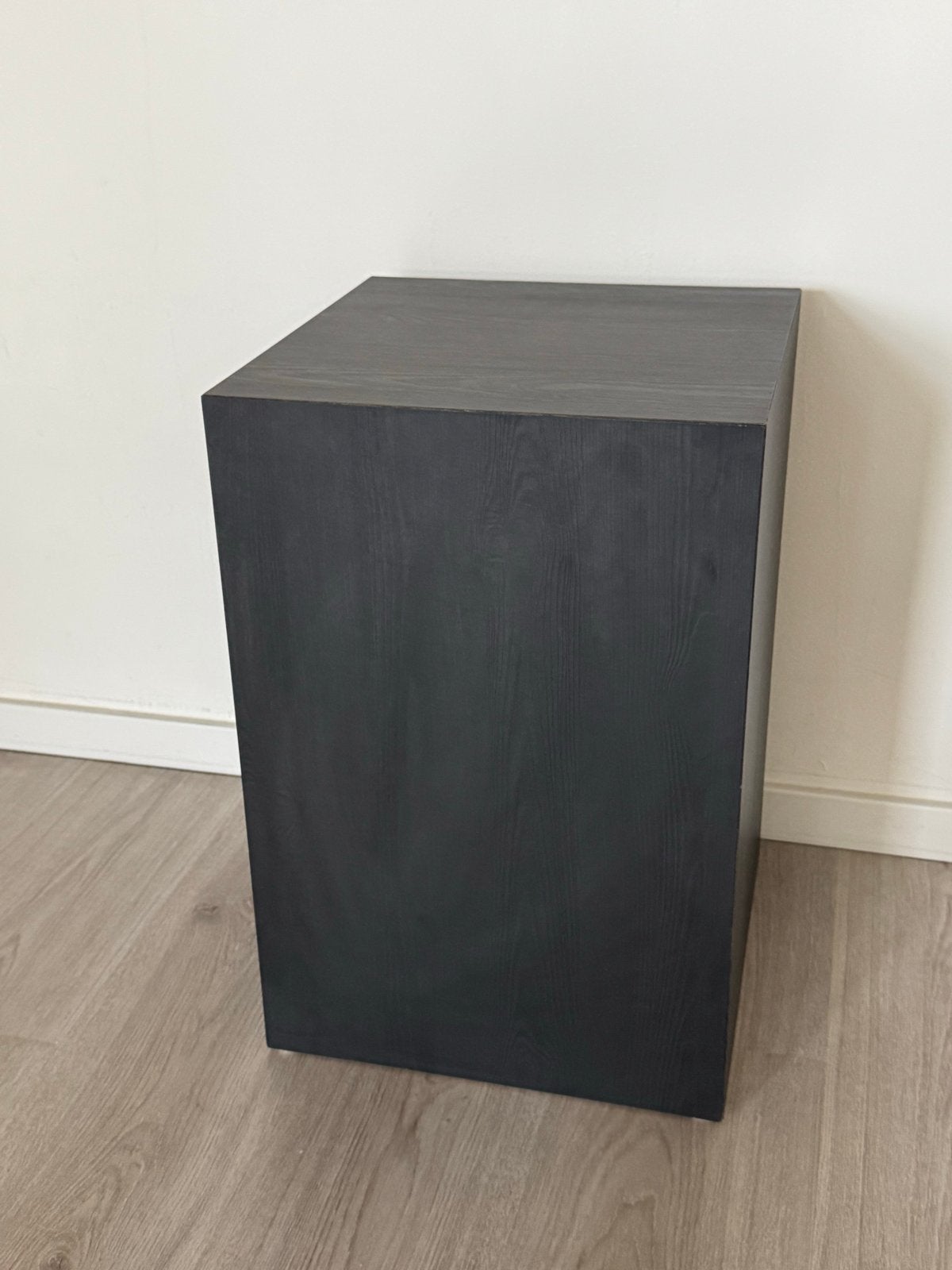 Zwart houten blok - bijzettafel of decoratie, Minder dan 55 cm, Vierkant, Zo goed als nieuw, Hout