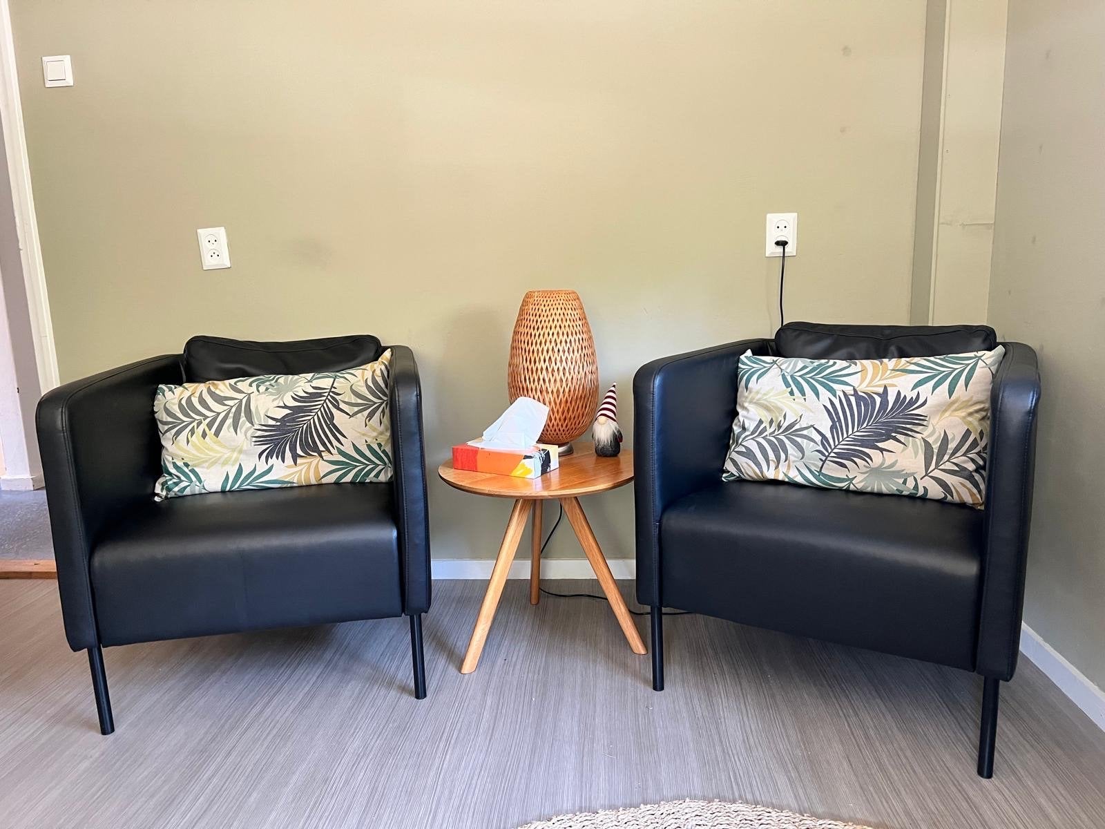 Drie zwarte fauteuils (EKERÖ), Ophalen, Kunststof, Gebruikt, 75 tot 100 cm