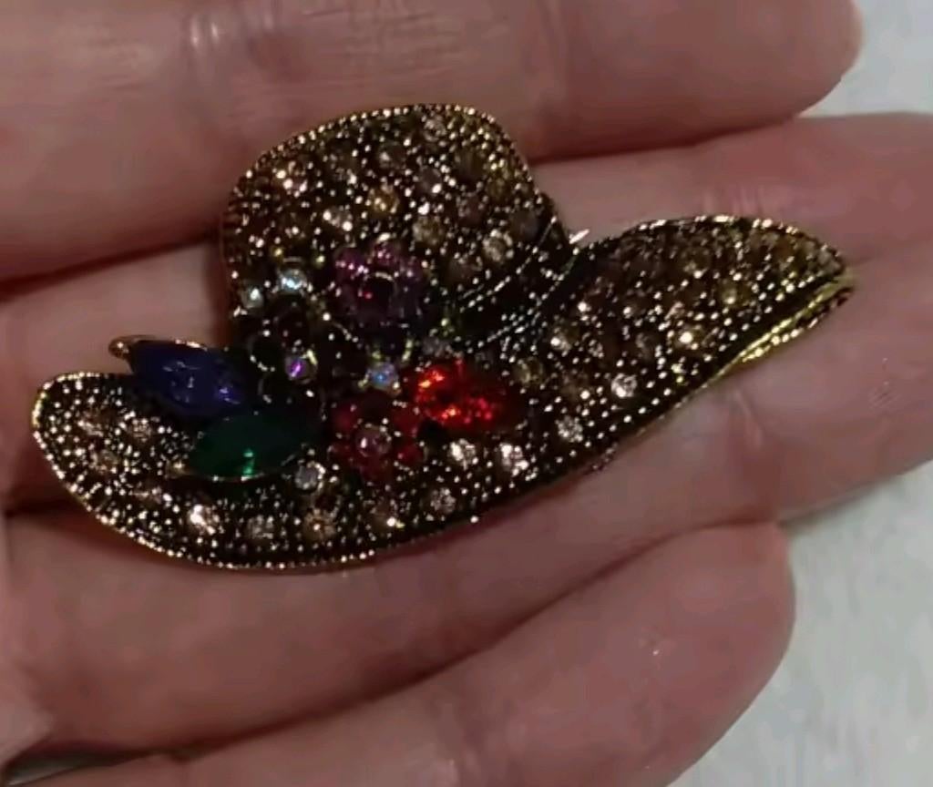 Nieuwe Broche in hoedvorm met kleurrijke steentjes, Sieraden, Tassen en Uiterlijk, Broches, Overige materialen, 4 tot 7 cm, Nieuw