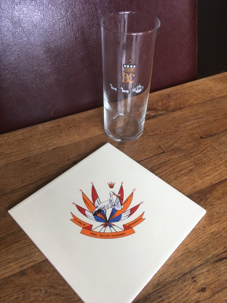 Glas trouwdag Beatrix en Claus - geboortetegel Willem Alex, Verzamelen, Koninklijk Huis en Royalty, Ophalen of Verzenden, Zo goed als nieuw