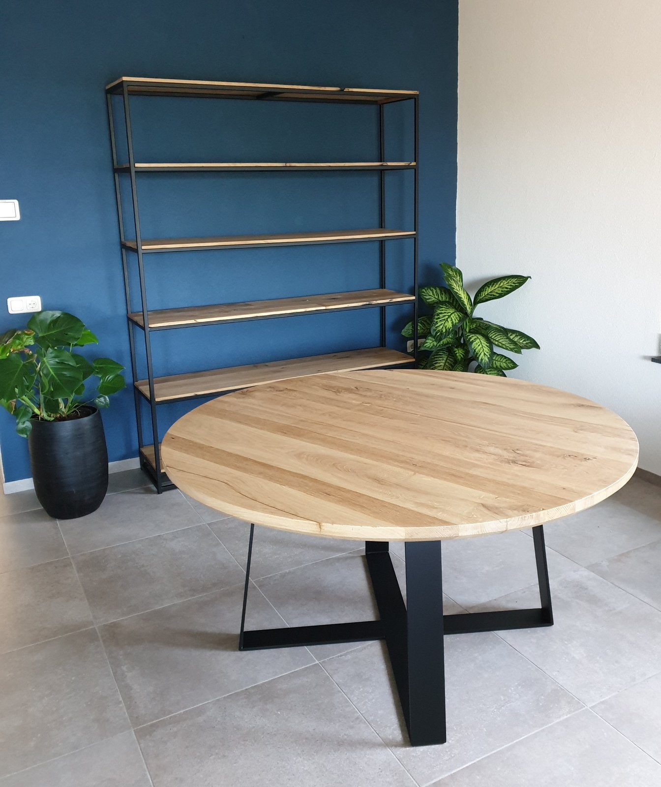 Massief eiken tafel met stalen poot - rond 150, 100 tot 150 cm, Ophalen of Verzenden, Zo goed als nieuw, Eikenhout