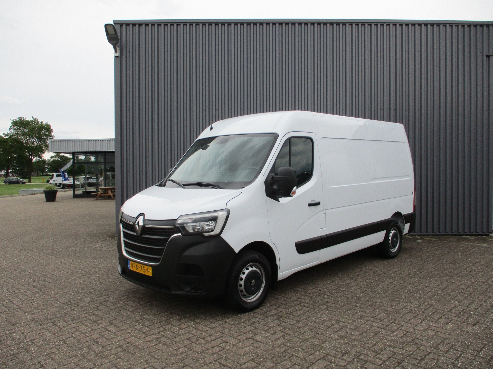 Renault Master 2.3 dCi 135 PK L2 H2 Airco Trekhaak Camera, Auto's, Voorwielaandrijving, Dealer onderhouden, Gebruikt, Euro 6