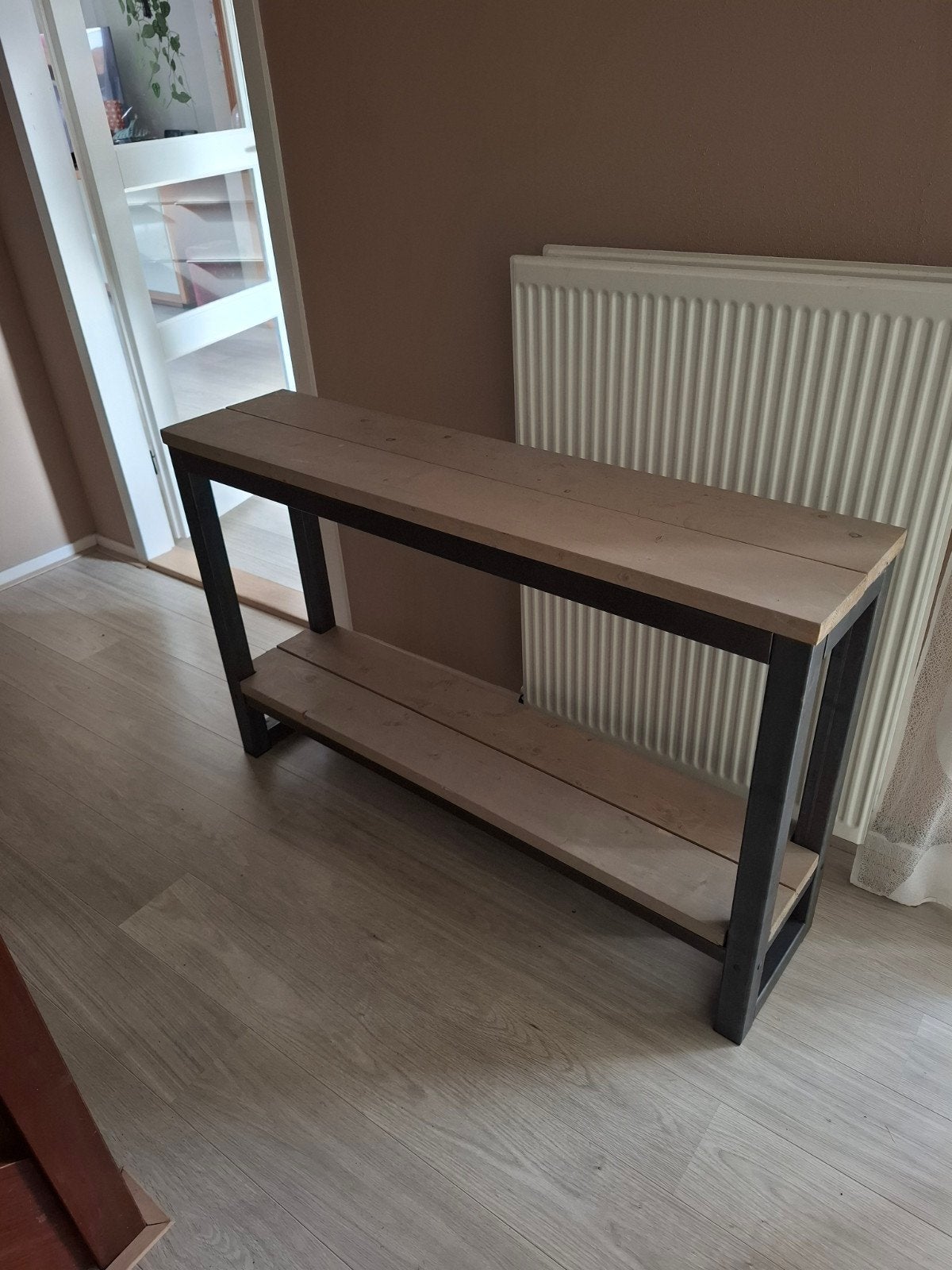 Smal houten wandtafel met metalen frame en plank, Huis en Inrichting, Ophalen, Gebruikt, 75 cm of meer, Rechthoekig