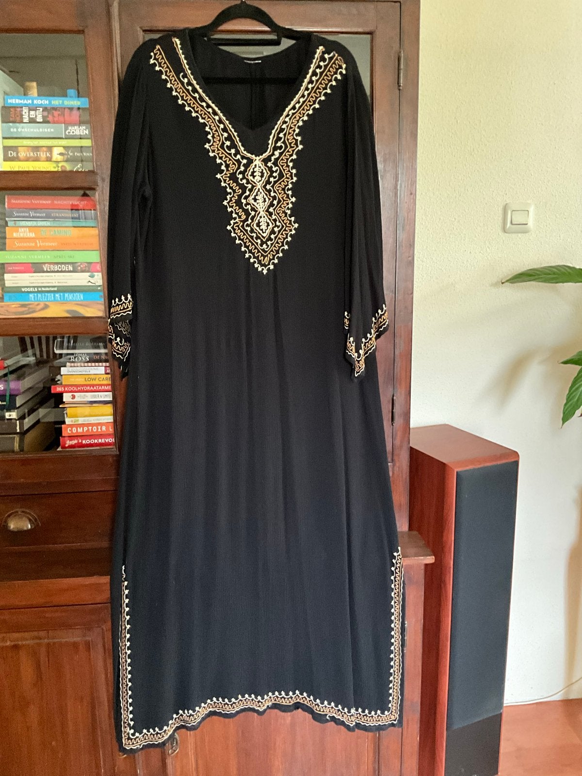 Zwarte maxi jurk met borduursels. Huisjurk. Djelaba, Kleding | Dames, Verzenden, Zwart, Maat 42/44 (L), Zo goed als nieuw