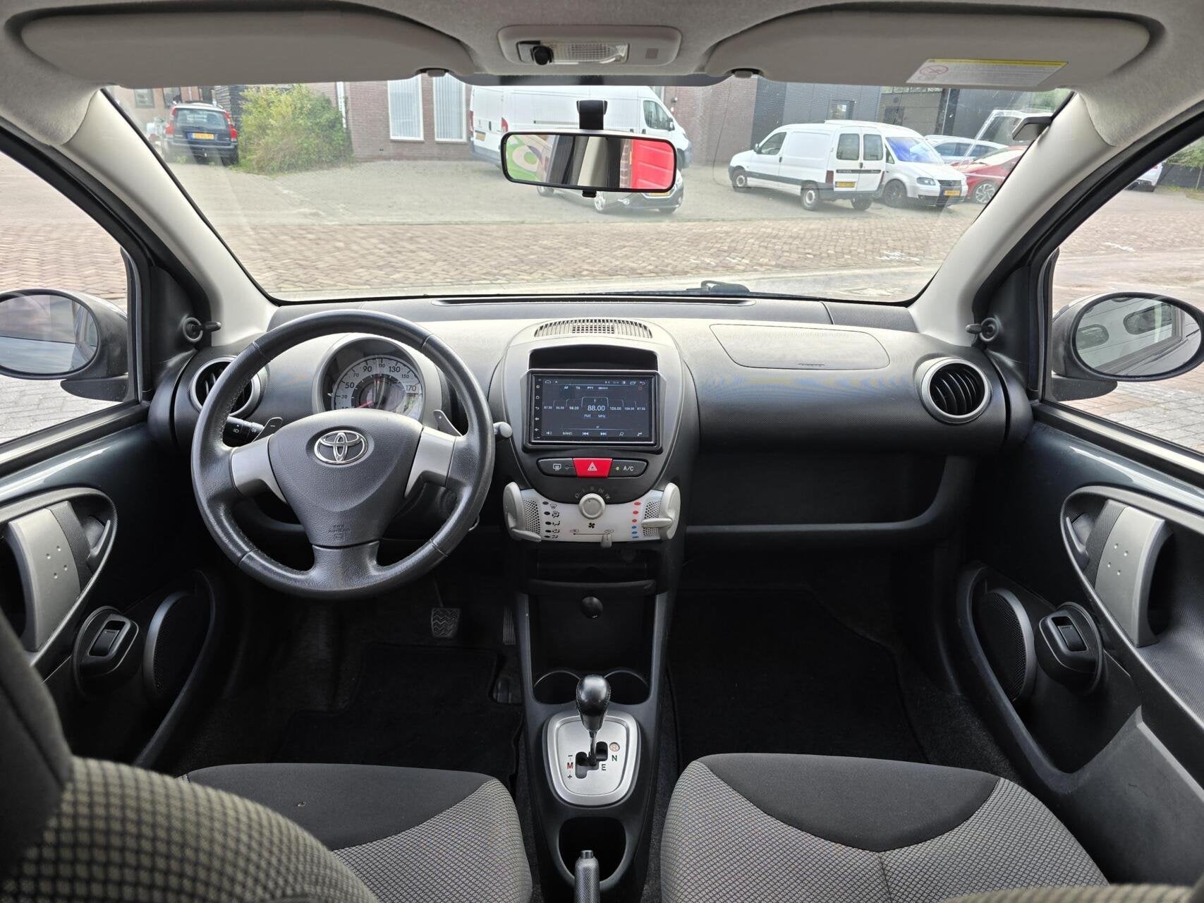 Toyota Aygo 1.0 VVT-i Aspiration Automaat Airco/Navi/APK '27, Euro 5, Gebruikt, 4 stoelen, 68 pk
