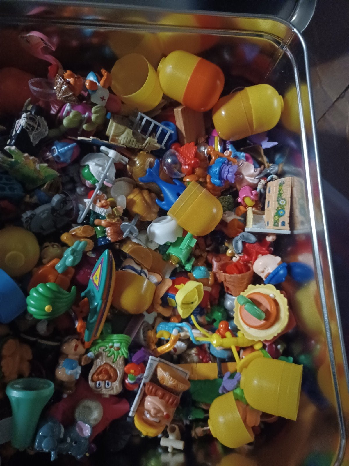 Metalen blik met Kinder Surprise en McDonald's speeltjes, Verzamelen, Ophalen, Gebruikt