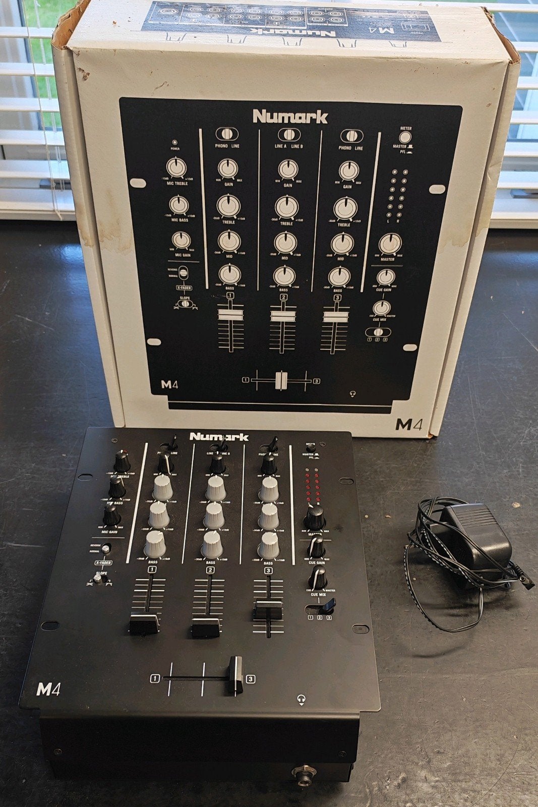 Numark M4 3-kanaals DJ mixer met originele doos, Muziek en Instrumenten, Ophalen of Verzenden, Zo goed als nieuw, Dj-set, Numark