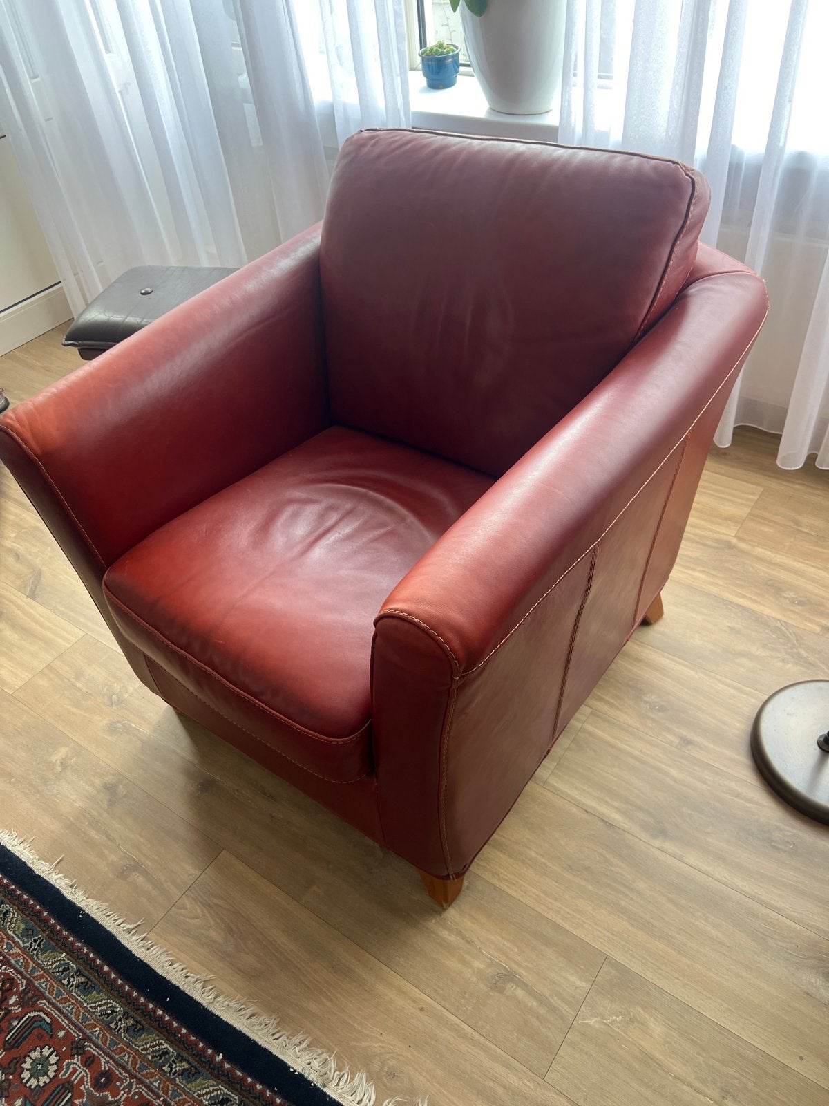 Comfortabele rode leren fauteuil, Ophalen, Gebruikt, Leer, 75 tot 100 cm
