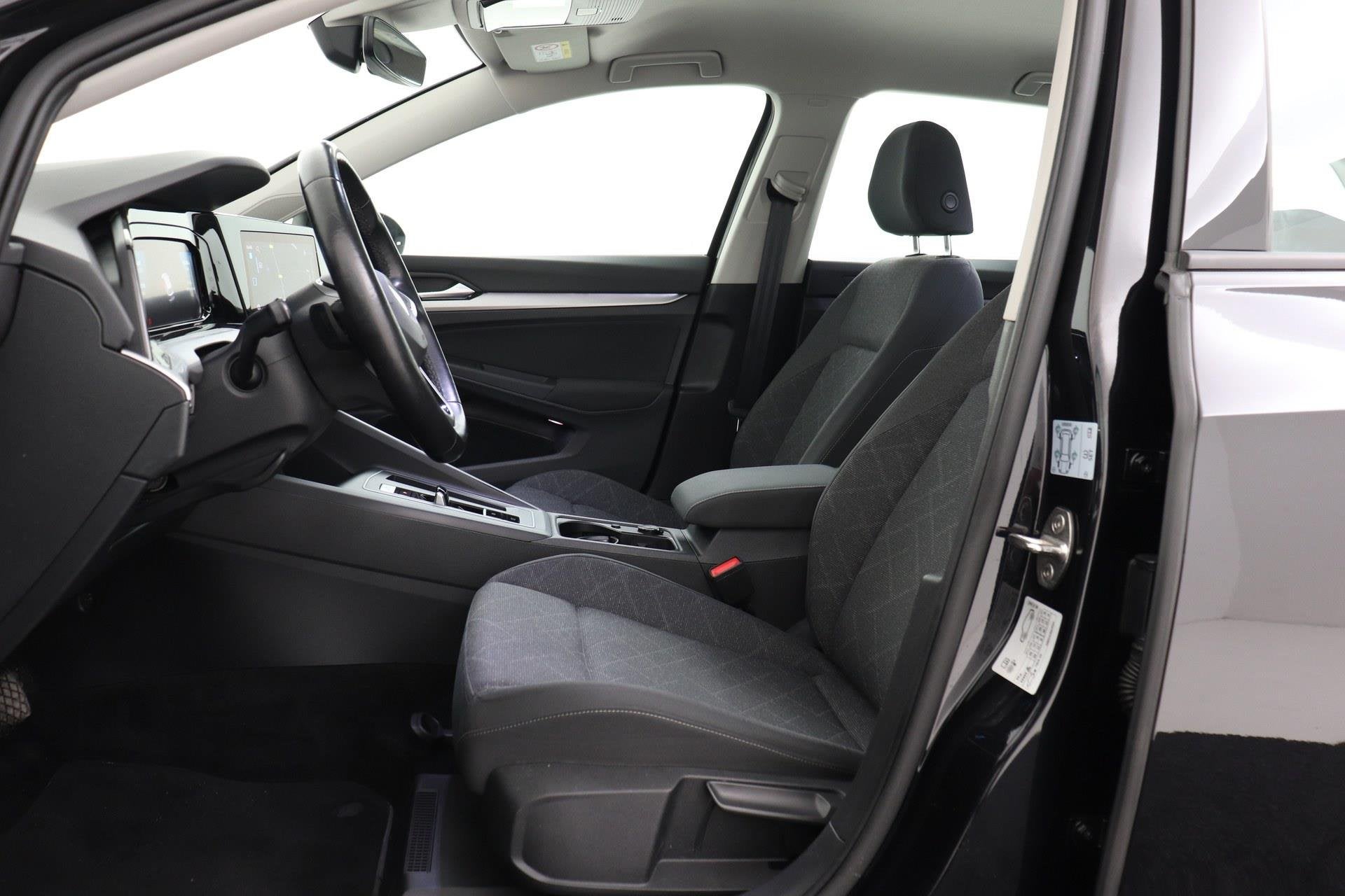 Volkswagen Golf Variant 1.0 eTSI Life Business | Camera | Au, Stof, Gebruikt, Zwart, 3 cilinders