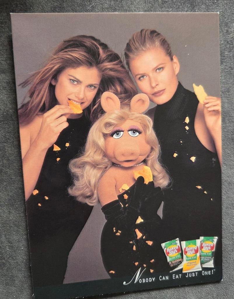 Miss Piggy eet chips met twee topmodellen, Verzamelen, Ansichtkaarten | Themakaarten, Verzenden, 1980 tot heden, Ongelopen, Sterren en Beroemdheden
