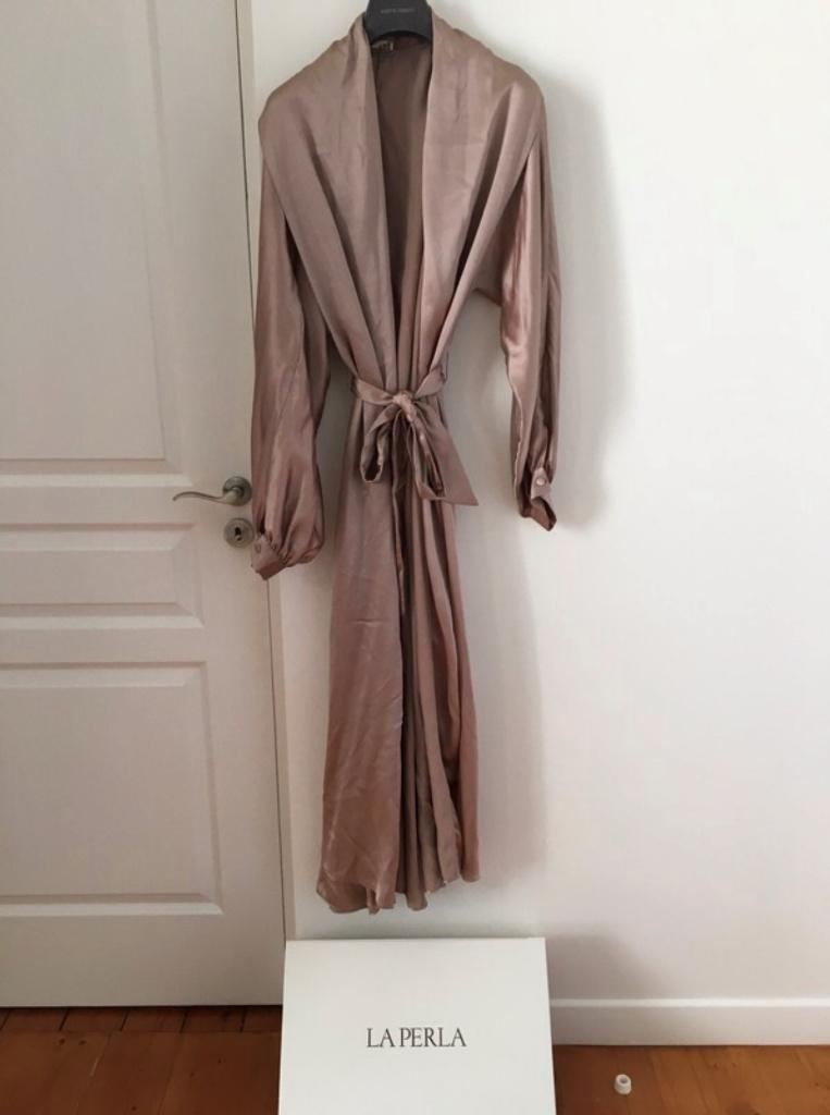 Nieuw - kamerjas van La Perla 100% zijde, Kleding | Dames, Ondergoed en Lingerie, Nachtkleding, Beige, Ophalen of Verzenden