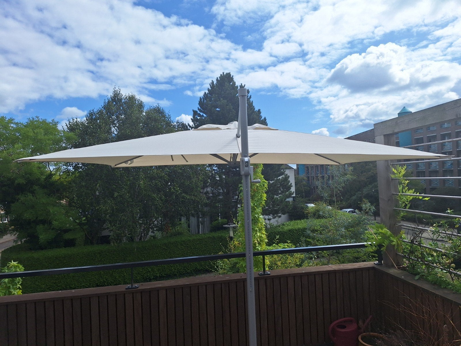 IKEA Svalön parasol met Iggön voet en zand, Ophalen, Verstelbaar, 2 tot 3 meter, Zo goed als nieuw