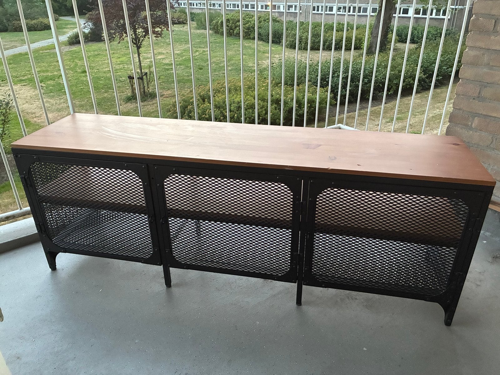 Industriële TV-kast / Dressoir met Houten Blad en Gaasdeuren, Ophalen, 150 tot 200 cm, Zo goed als nieuw, IKEA