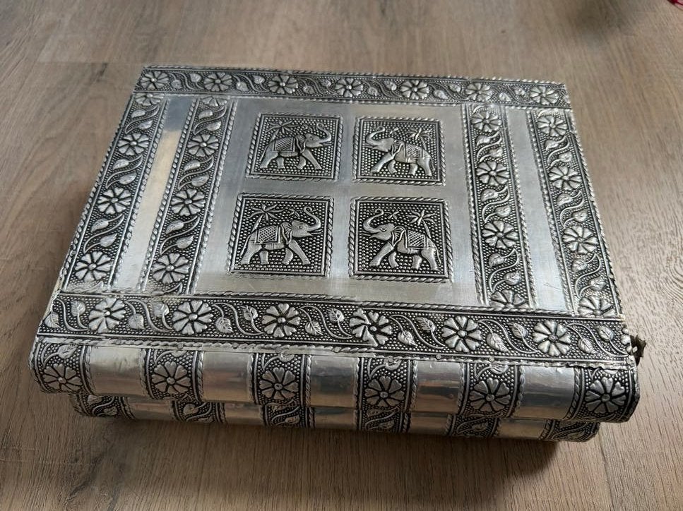 Zilverkleurige sieradendoos met olifantenmotief, Ophalen, Overige kleuren, Hardcase, Zo goed als nieuw