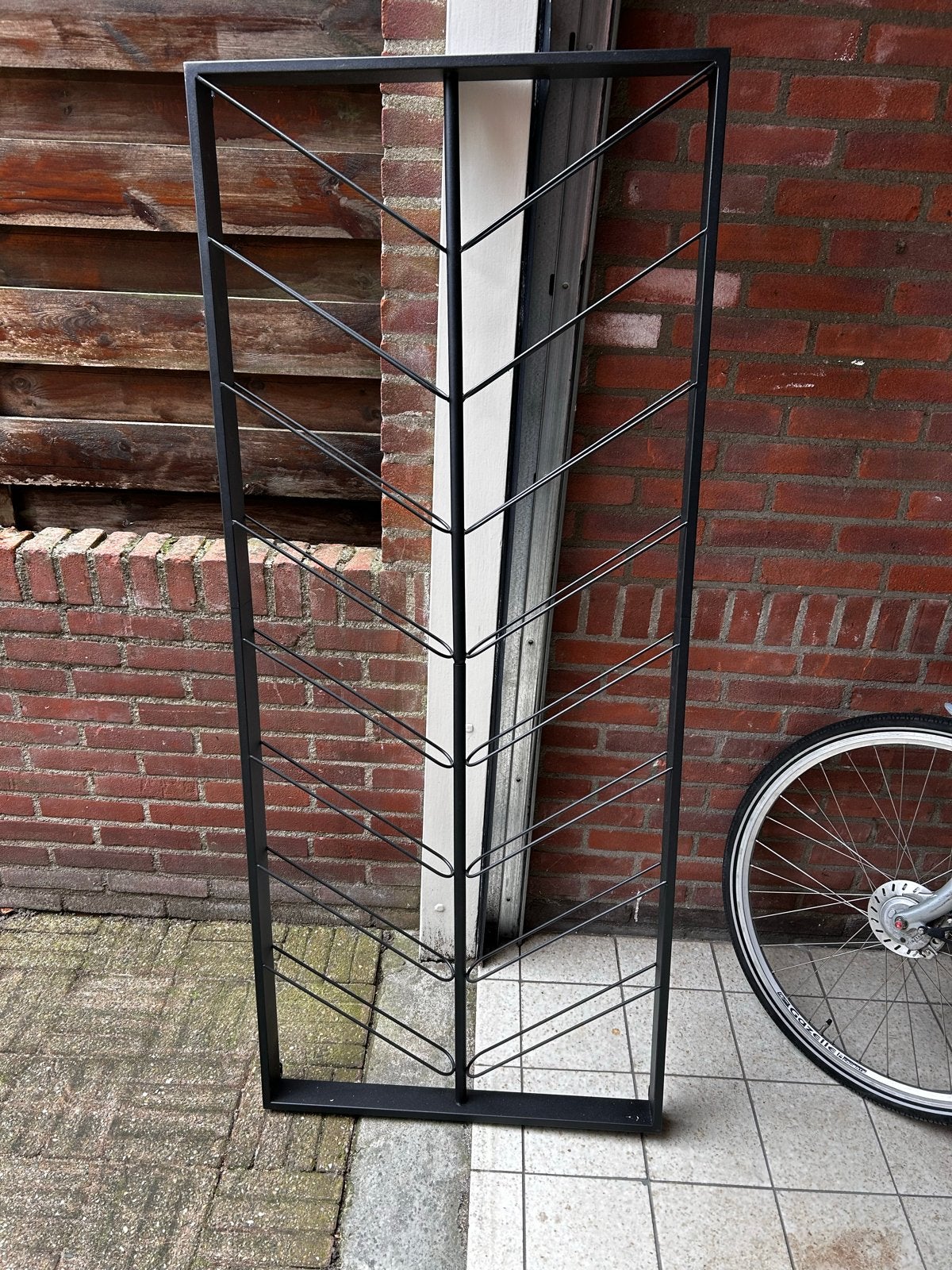 Zwart metalen wijnrek voor 16 flessen, Ophalen, Gebruikt, 15 tot 25 flessen, 75 – 100