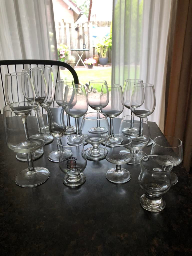 Verschillende glazen  ongeveer 17 stuks, Verzamelen, Glas en Borrelglaasjes, Ophalen of Verzenden, Zo goed als nieuw, Overige typen