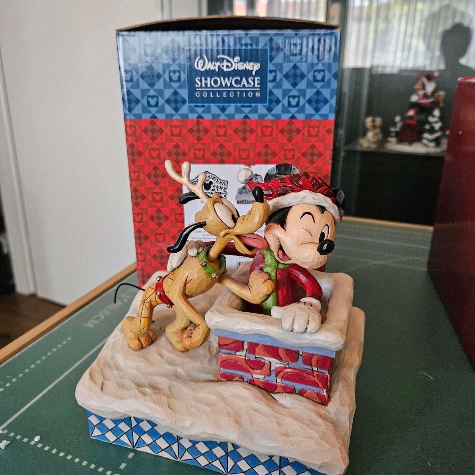 Disney Showcase: Mickey & Pluto 'Up on the Roof' (met doos), Ophalen of Verzenden, Goofy of Pluto, Gebruikt, Beeldje of Figuurtje