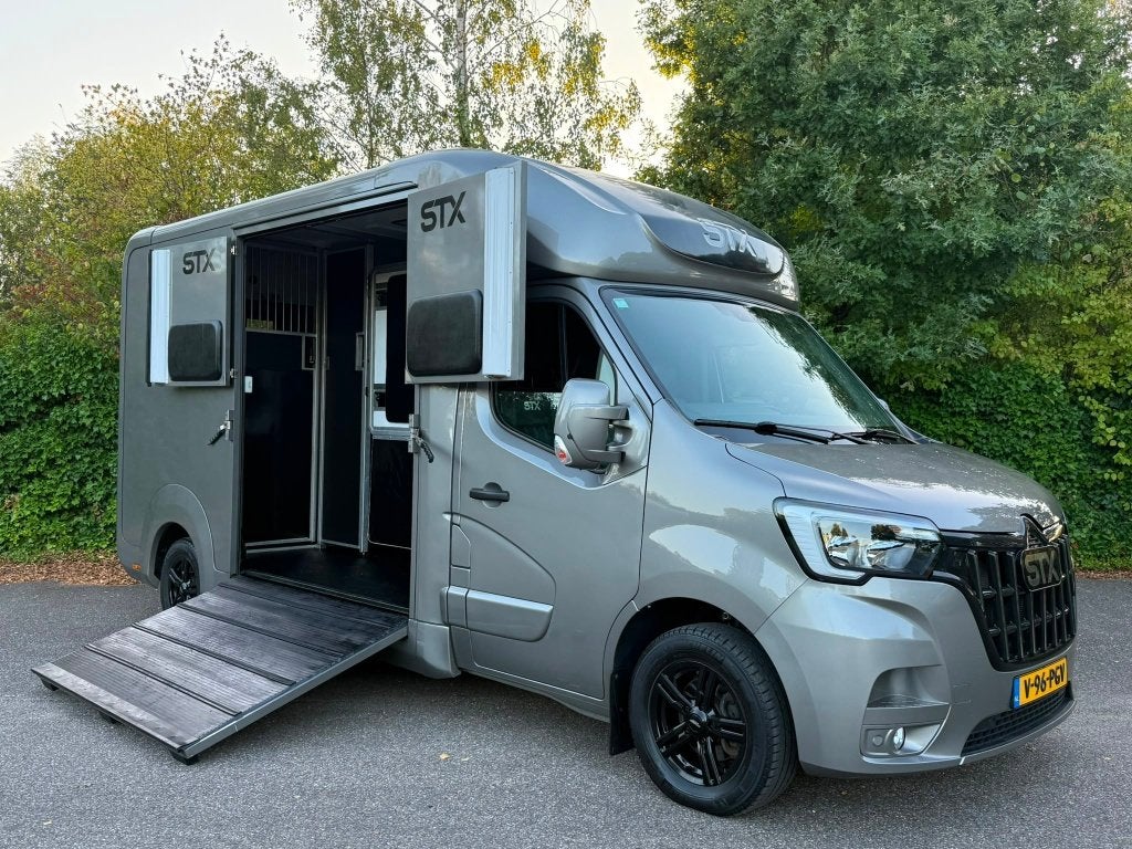 Renault Master STX 2024 Hengsten Paardenwagen Horsetruck, Dieren en Toebehoren, Paarden en Pony's | Trailers en Aanhangwagens