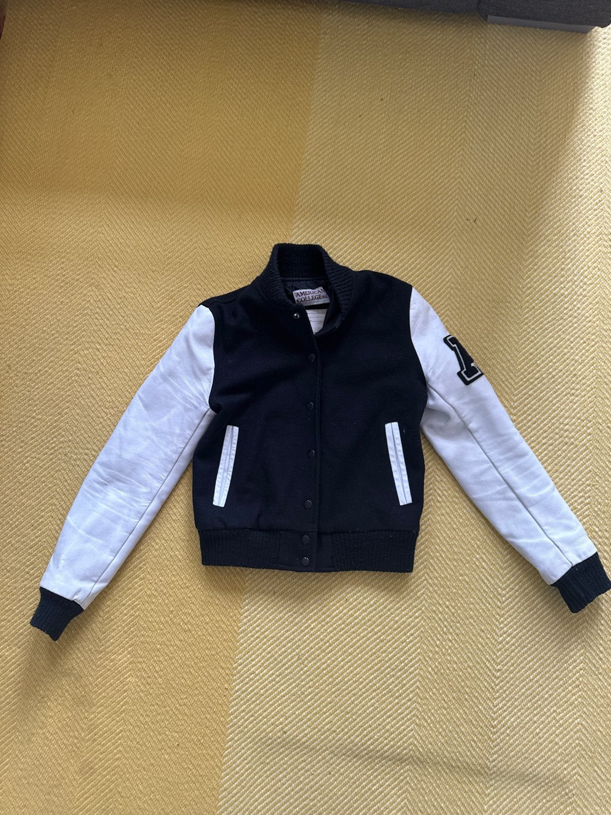 American College Varsity Jacket Zwart/Wit Maat S, Ophalen of Verzenden, Gedragen, Maat 36 (S), Zwart