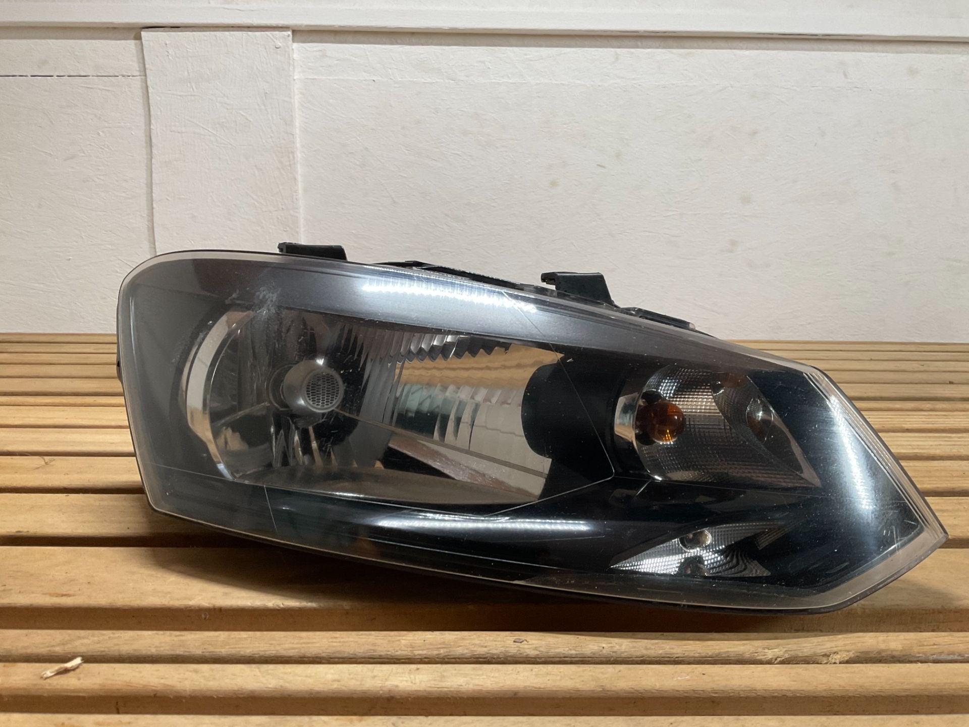 Koplamp Volkswagen Polo 6R 6C 07-17 6R1941016C Rechts VW-145, Gebruikt, Volkswagen, Volkswagen AG, Berliner Ring 2
38440  Wolfsburg, DE