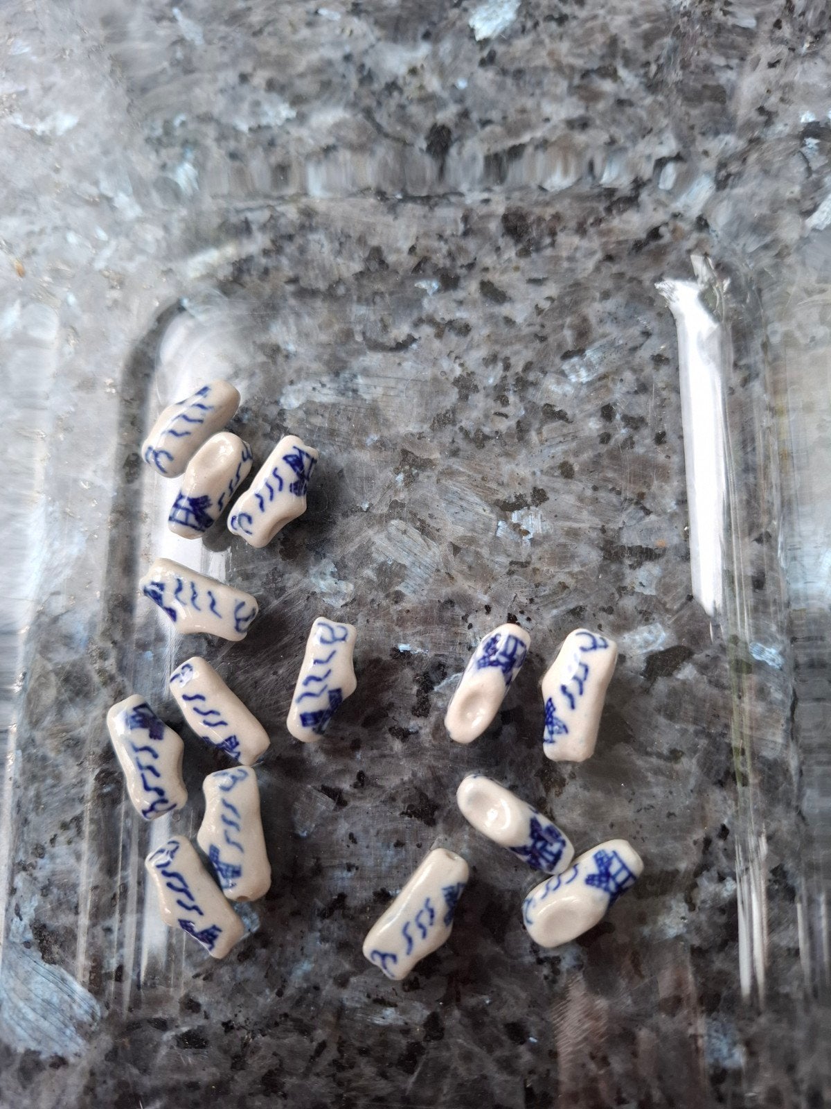 14 Delftsblauwe Klompjes Kralen - 18mm Lang, Verzamelen, Ophalen of Verzenden, Gebruikt
