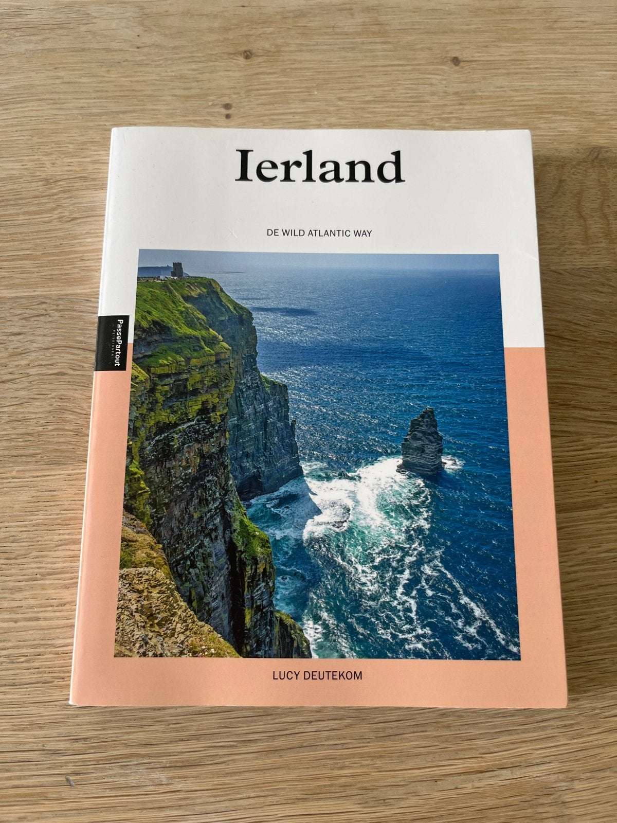 Ierland: De Wild Atlantic Way - Reisgids Lucy Deutekom, Overige merken, Europa, Ophalen of Verzenden, Zo goed als nieuw
