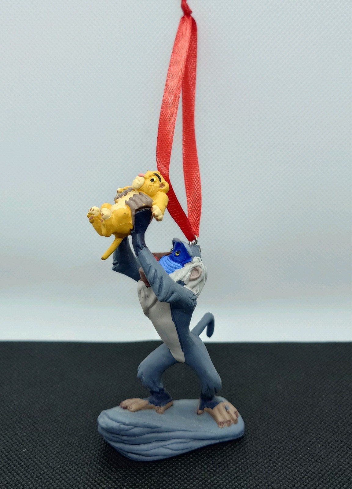 Disney Rafiki met baby Simba kerst ornament hanger kerstbal, Verzamelen, Disney, Ophalen of Verzenden, Leeuwenkoning of Jungle Boek