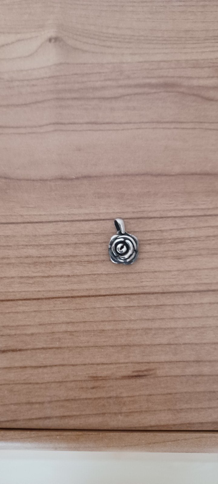 Stainless steel hangertje met roosje., Overige materialen, Nieuw, Ophalen of Verzenden, Bloem of Plant