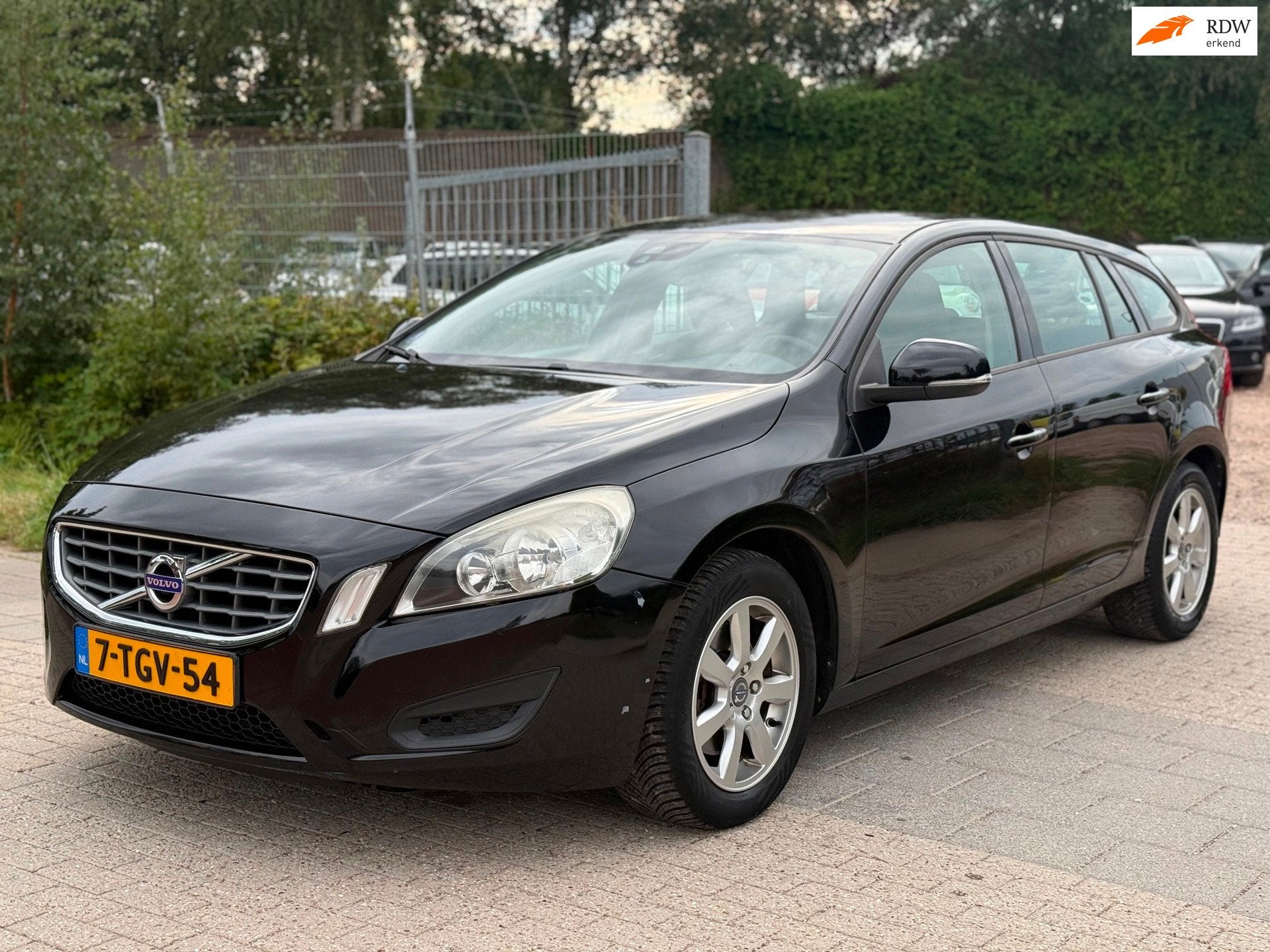 Volvo V60 1.6 T4 Kinetic AUT CRUISE LEDER NAVI PDC TREKHAAK, Auto's, Gebruikt, 4 cilinders, Zwart, Leder