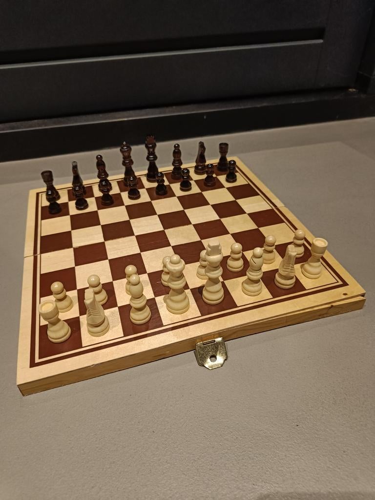 Houten opklapbaar schaakbord met houten stukken, Ophalen of Verzenden, Minder dan 500 stukjes, Gebruikt, Schaken
