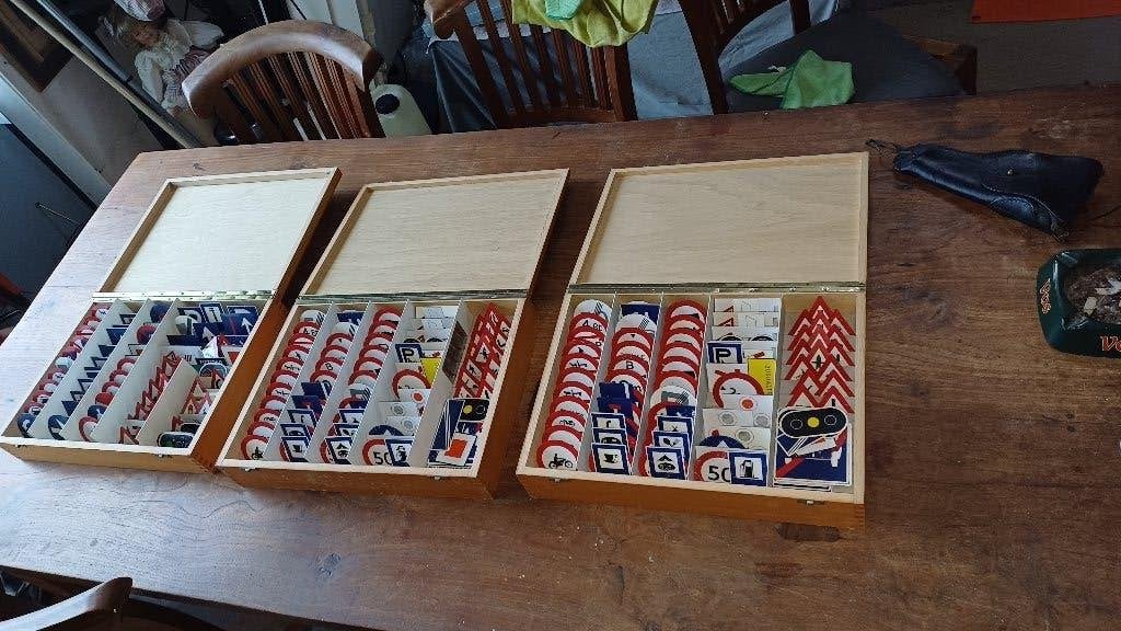 Verkeersborden in kist vintage  3 stuks, Antiek en Kunst, Ophalen