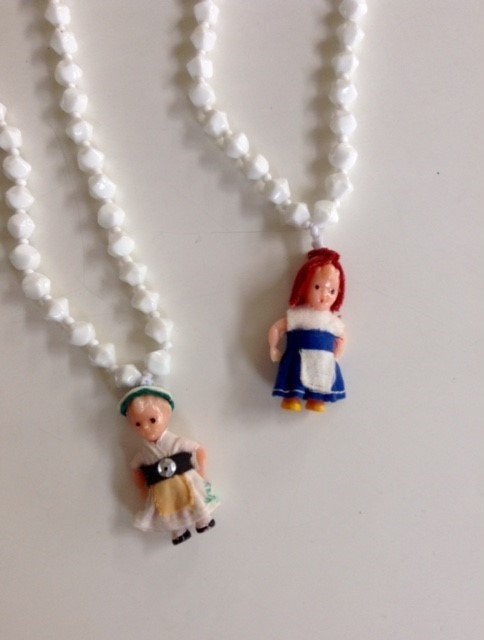 Retro kettingen hanger popje boerin of Tiroler popje, Wit, Ophalen of Verzenden, Zo goed als nieuw, Overige materialen