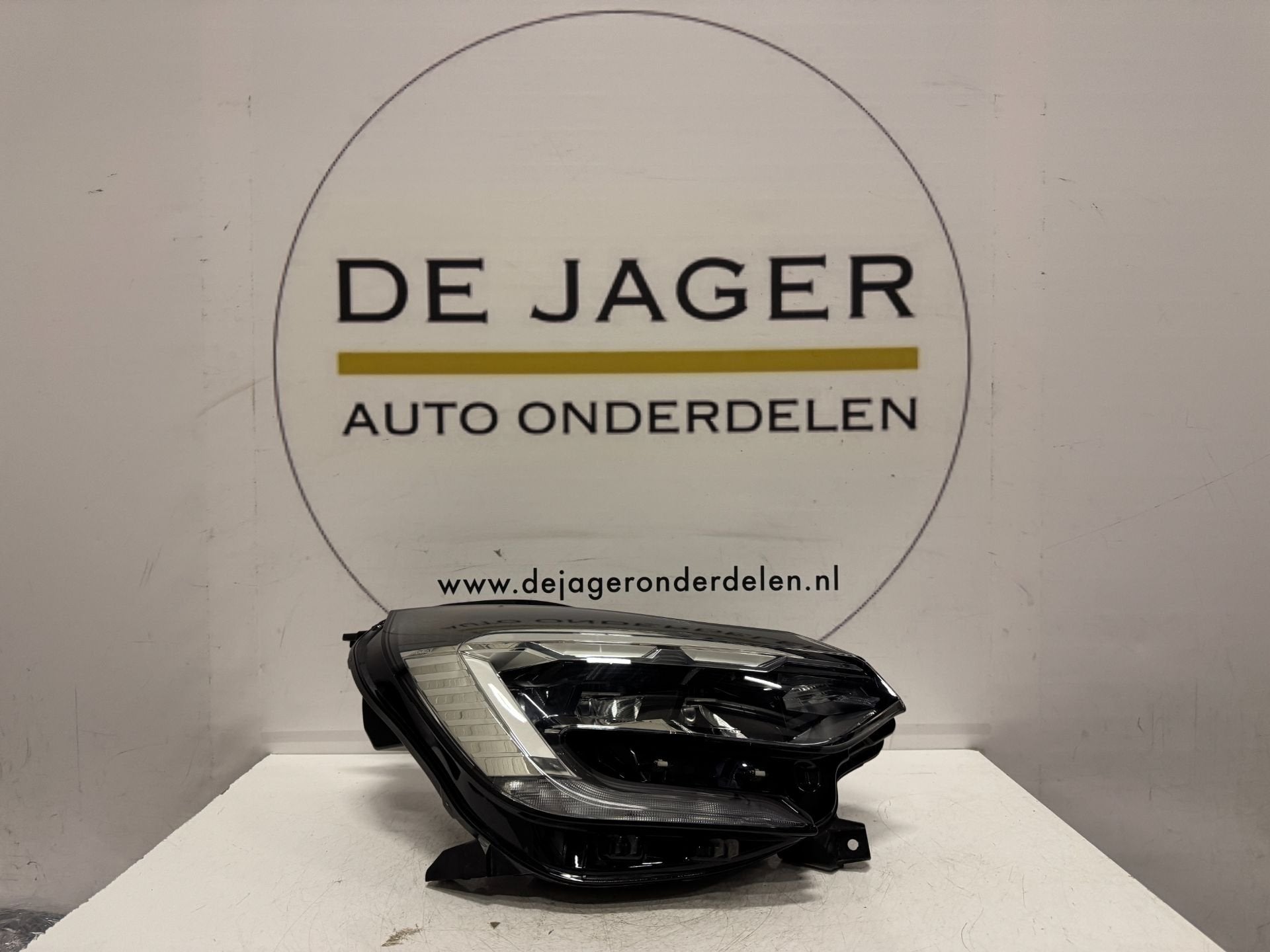 RENAULT CAPTUR II KOPLAMP LED PURE VISION 260104095R RECHTS, Renault Group, Gebruikt, Contact.group@renault.com, Renault