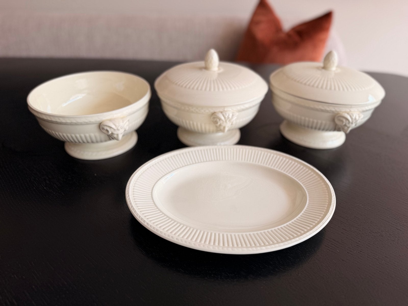 Wedgwood Edme serviesdelen - 3 kommen met deksel, 1 schaal, Huis en Inrichting, Ophalen, Klassiek, Zo goed als nieuw, Kom(men)