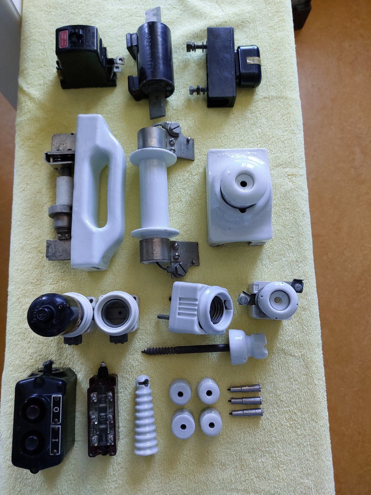 Vintage porseleinen en bakelieten elektro onderdelen, Verzamelen, Overige Verzamelen, Ophalen, Gebruikt