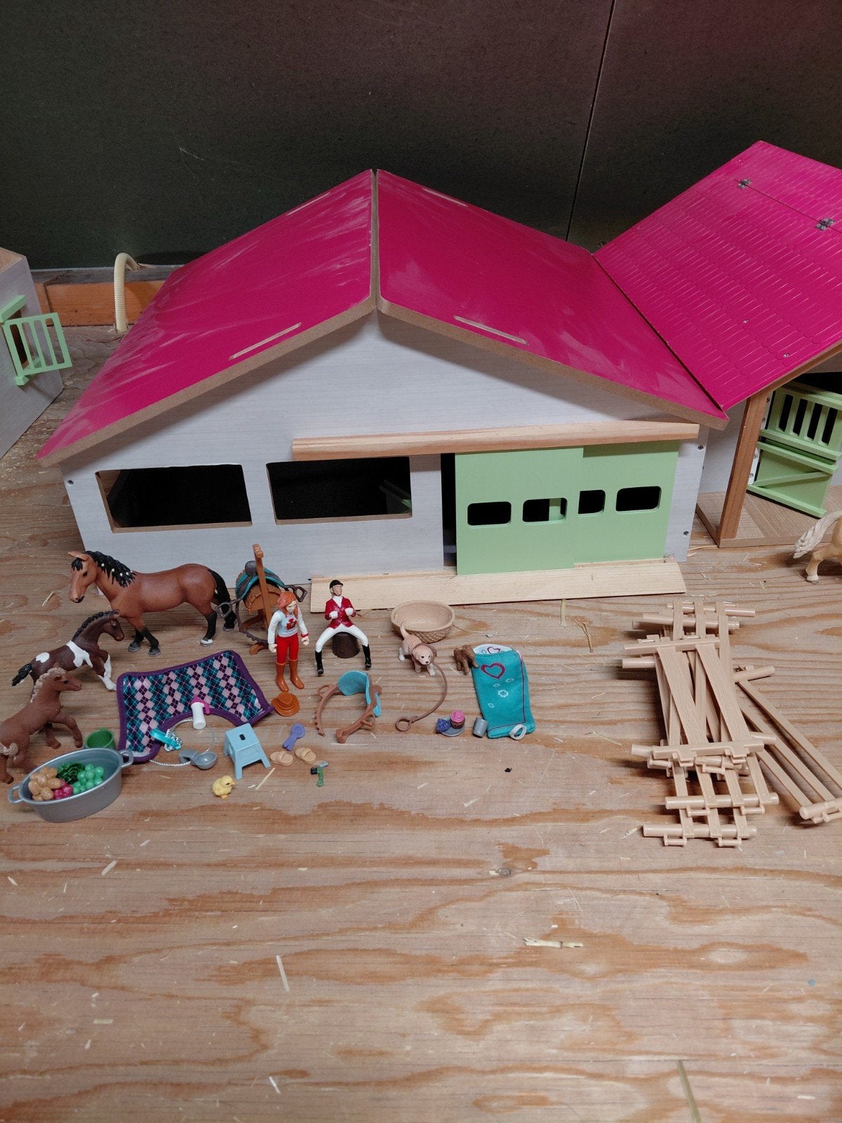 Schleich stal met paard en veulens, Ophalen of Verzenden, Zo goed als nieuw, Jongen of Meisje