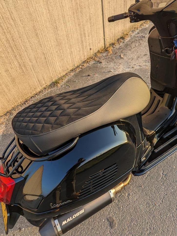 Vespa gts Buggati zadel suede (nieuw!), Fietsen en Brommers, Niet ingevuld, Overige modellen, Niet ingevuld, Nieuw