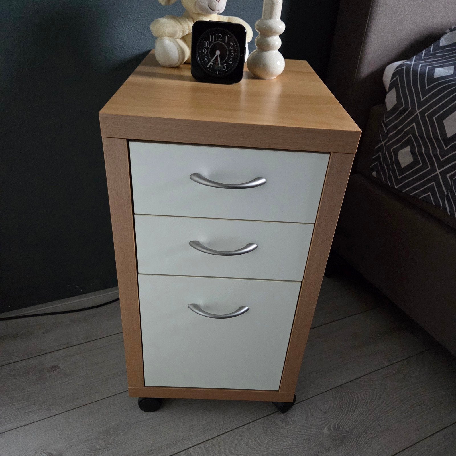 Handig nachtkastje op wielen met 3 lades ikea leenbakker, Ophalen, Gebruikt, Minder dan 45 cm, 55 tot 70 cm