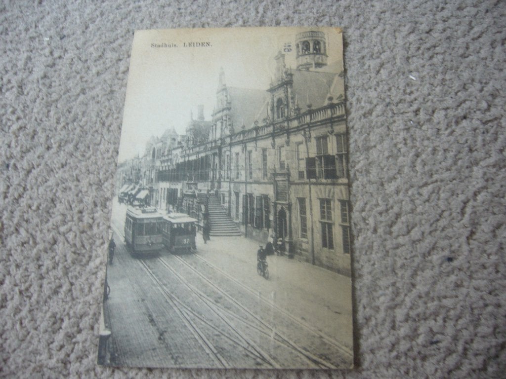 LEIDEN  =  STADHUIS MET 2 TRAMS  BRIEFKAART  1911, Ophalen of Verzenden, Voor 1920, Gelopen, Zuid-Holland