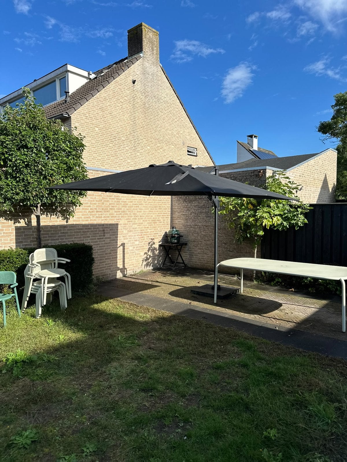Zwarte zweefparasol 2,5x3,5m met voet, verstelbaar, Ophalen, Kantelbaar, 2 tot 3 meter, Zweefparasol