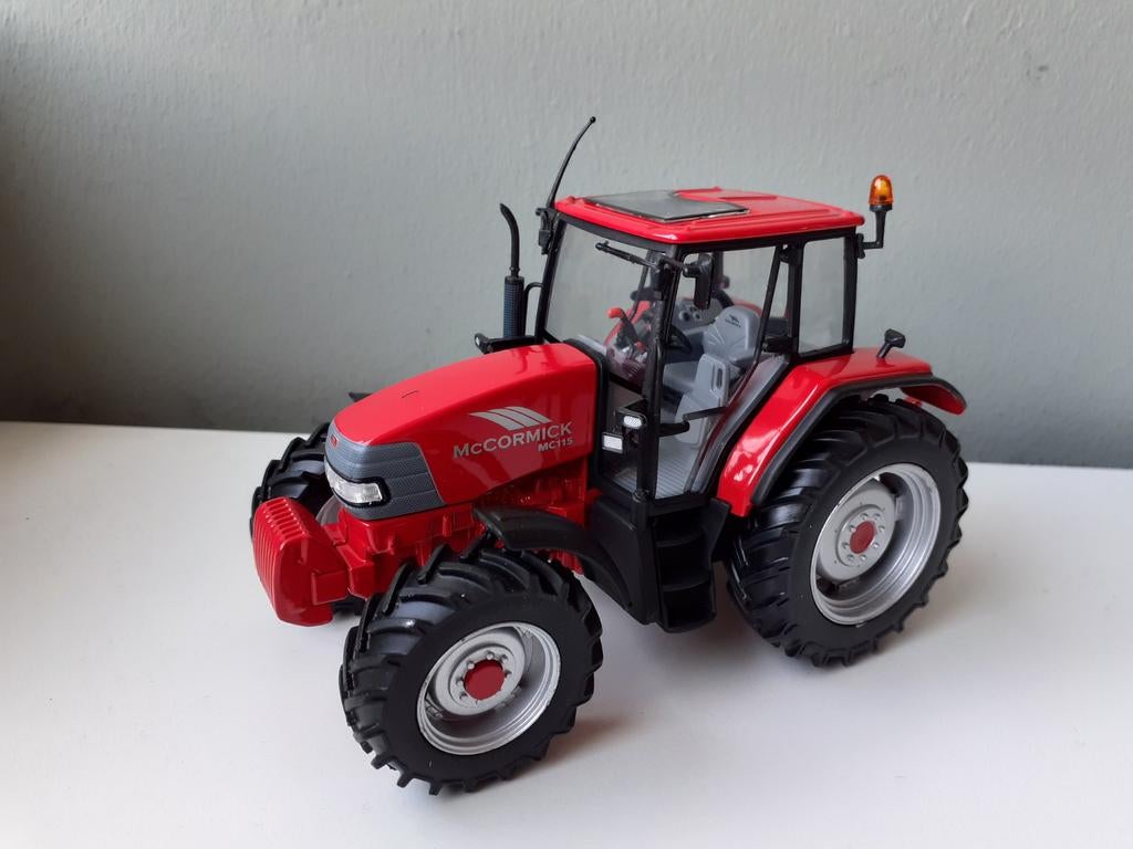 McCormick Universal Hobbies Tractor - Gedetailleerd Model, Ophalen of Verzenden, Zo goed als nieuw, Groter dan 1:32, Overige merken