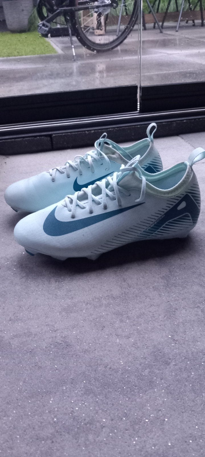 Voetbalschoenen maat 37.5, Maat XS of kleiner, Ophalen, Zo goed als nieuw, Schoenen