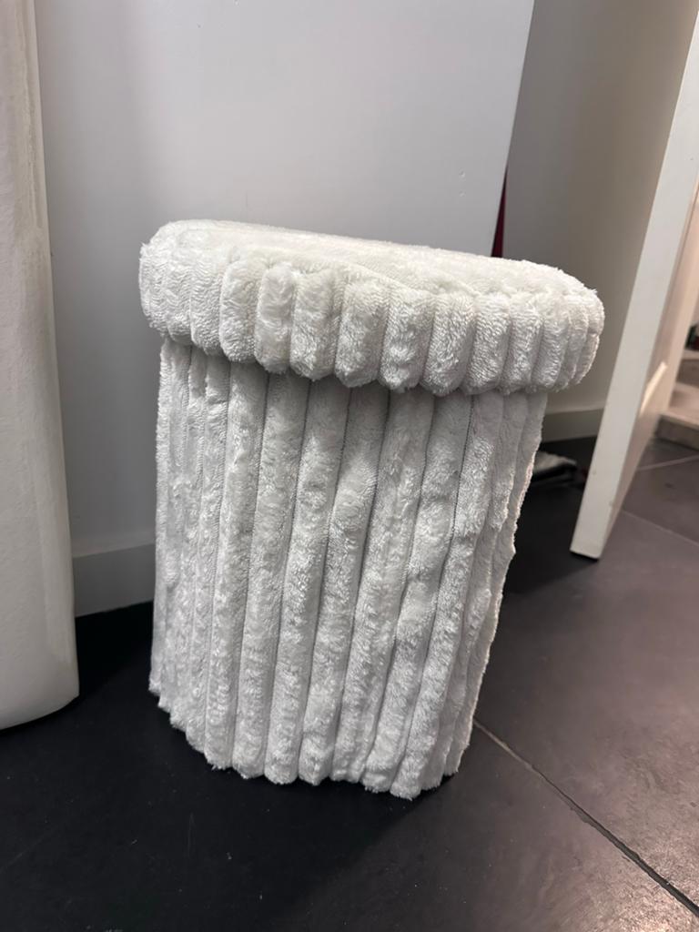 Witte pluizige poef met opbergruimte, Huis en Inrichting, Banken | Voetenbanken en Poefen, Minder dan 50 cm, Rond, Minder dan 50 cm