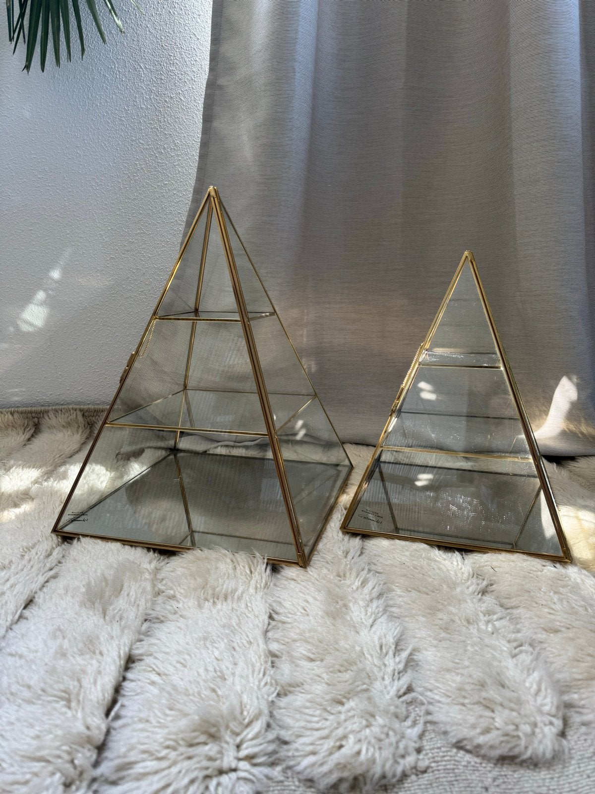 Set van 2 bladgouden driehoekige piramide vitrines, Ophalen of Verzenden, Zo goed als nieuw, Figuurtje