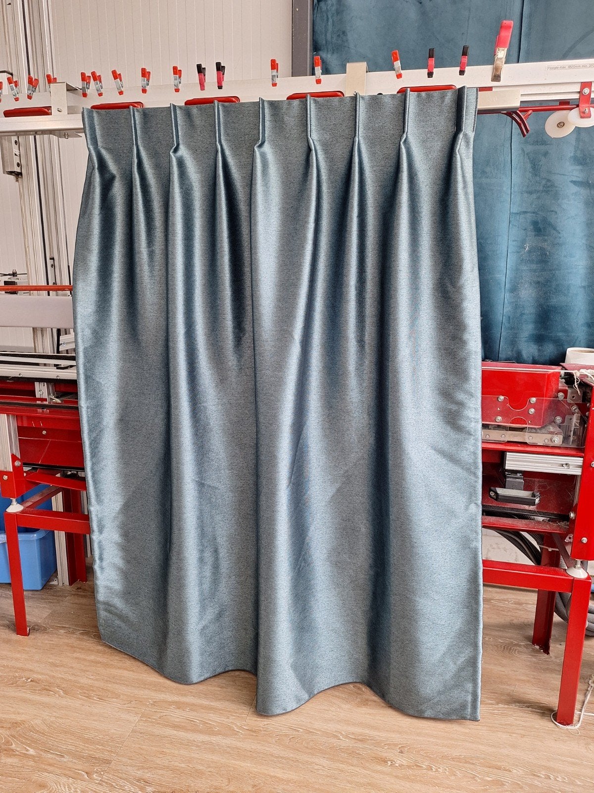 Groen metalliclook gordijn met enkele plooi en loodveter, Gebruikt, Ophalen of Verzenden, Plooiafwerking, Gordijn