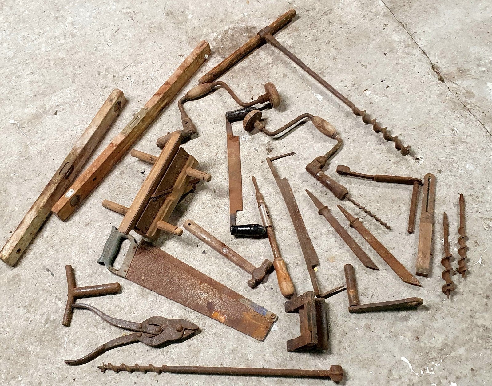 Oud Handgereedschap, Ophalen