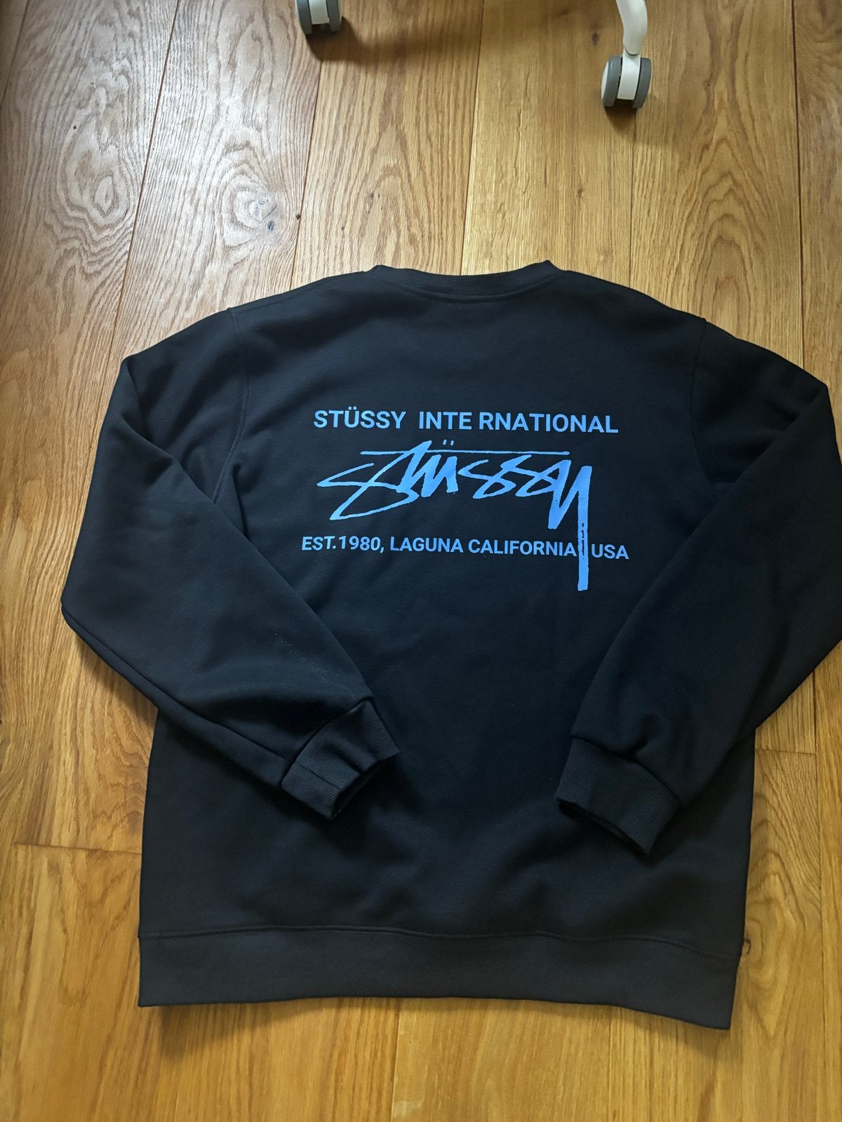 Stüssy International Crewneck Zwart - Maat L, Ophalen of Verzenden, Zo goed als nieuw, Maat 52/54 (L), Zwart