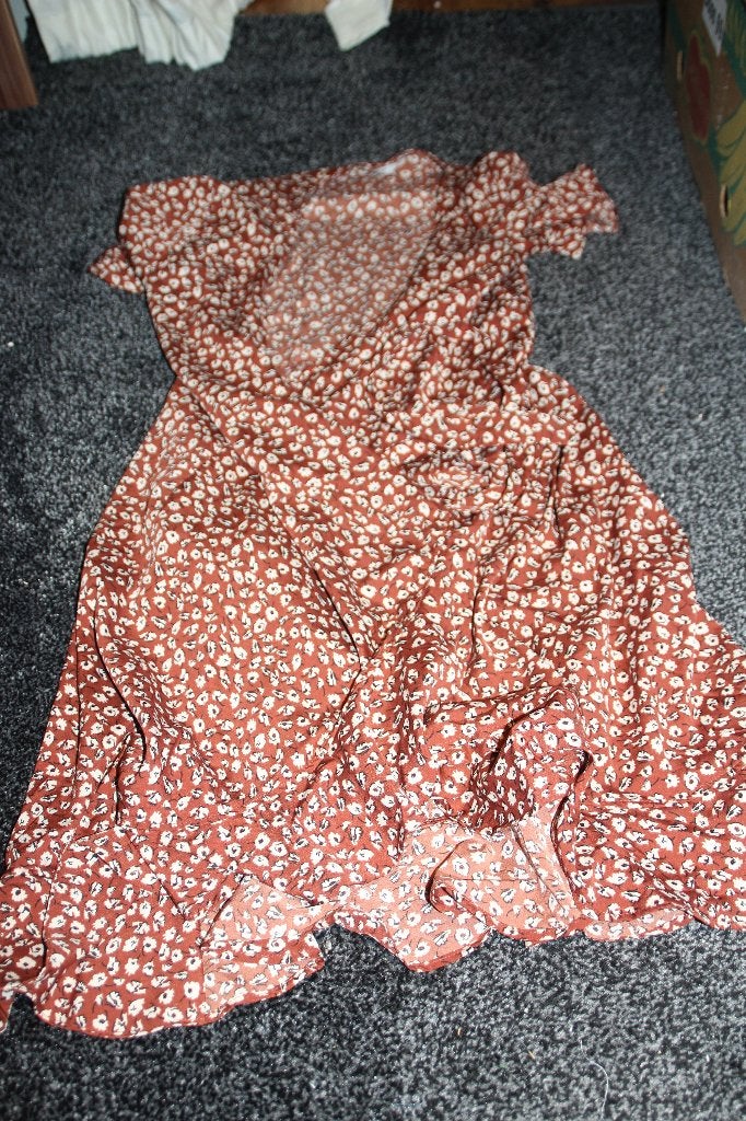 jurk bruin met bloemen only, Maat 38/40 (M), Bruin, Ophalen of Verzenden, Gedragen