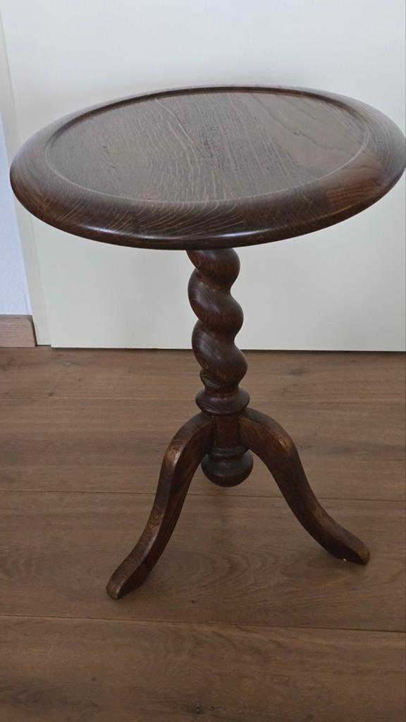 Brocante bijzettafel eikenhout met gedraaide poot, Minder dan 55 cm, Rond, Hout, Ophalen